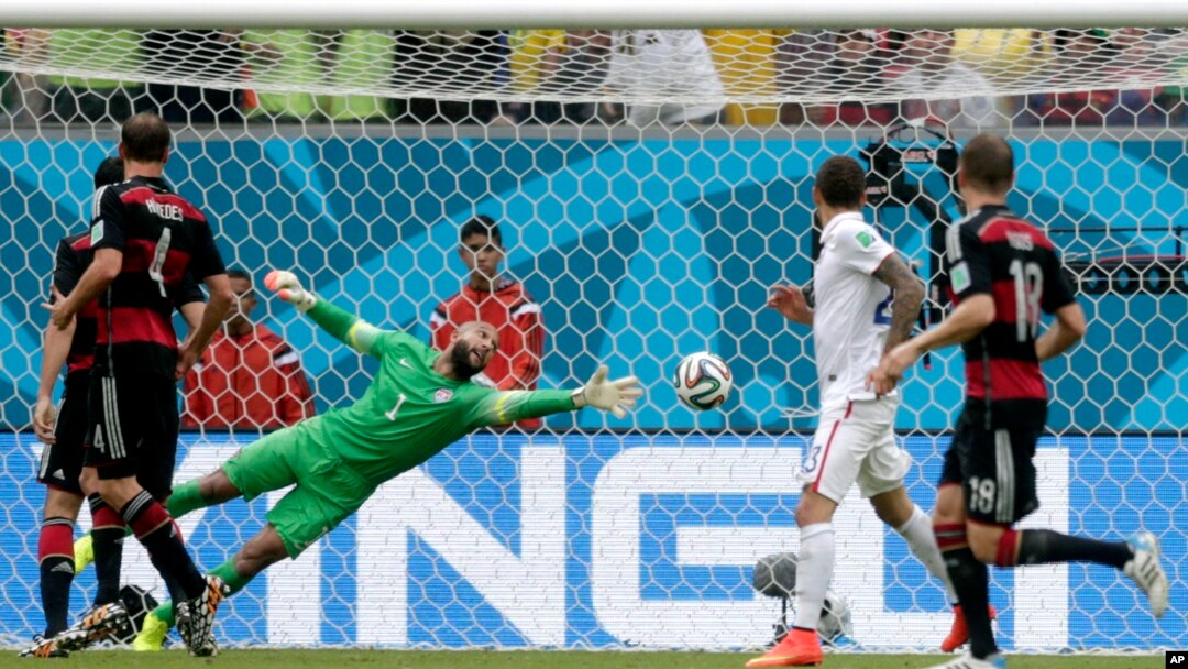 Thủ thành Tim Howard của đội Mỹ không ngăn được cú đá của Thomas Mueller, ghi bàn thắng cho đội Đức trong trận đấu ở Recife, Brazil, 26/6/14