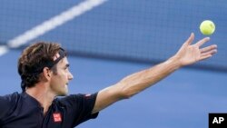 Roger Federer, petenis asal Swiss, melakukan servis ke arah Davin Goffin dari Belgia dalam semifinal turnamen Western & Southern Open di Mason, Ohio, 18 Agustus 2018.