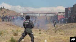 Polícia dispara gás durante protestos de mineiros em Panduro, Bolívia. Ago. 25, 2016.