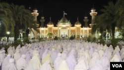 泰国穆斯林妇女在清真寺前祈祷