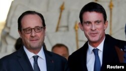 Prezidan Francois Hollande (agoch) ak Premye Minis Manuel Valls aprè yon rankont kabinè a (Le Conseil des Ministres) nan vil Pari.