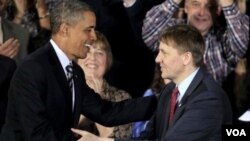 Obama elogió y felicitó al nuevo director, Richard Cordray, al equipo de la agencia y agradeció a Elizabeth Warren quien desarrolló la nueva agencia.