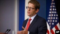 Juru bicara Gedung Putih Jay Carney berbicara pada wartawan. (AP/Charles Dharapak)