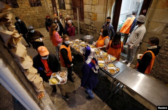 چرچ میں موجود رضا کار افطار کے لیے کھانے پینے کا سامان لے جارہے ہیں