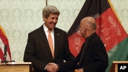 Menlu John Kerry dan Presiden Afghanistan dalam konferensi pers; Kabul, Afghanistan