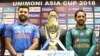 پاکستان کے کپتان سرفراز احمد اور بھارت کے کپتان روہیت شرما ایشیا کپ ٹرافی کے ساتھ