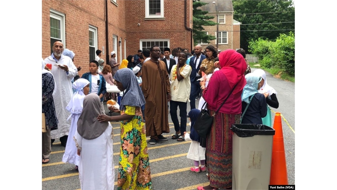 Suasana seusai sholat Idul Adha di IMAAM Center, Silver Spring, Maryland, 21 Agustus 2018. (Foto: VOA/Yuni Salim).