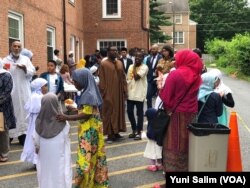 Suasana seusai sholat Idul Adha di IMAAM Center, Silver Spring, Maryland, 21 Agustus 2018. (Foto: VOA/Yuni Salim).