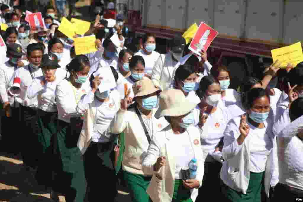 ချင်းပြည်နယ် မတူပီ မြို့နယ်က ပညာရေးဝန်ထမ်းတွေ၊ ကျန်းမာရေးဝန်ထမ်းတွေနဲ့ ပြည်သူတွေရဲ့ စစ်အာဏာသိမ်းဆန့်ကျင် ဆန္ဒပြပွဲ မြင်ကွင်း။