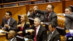 Les députés sud-africains pendant une session au parlement, à Cape Town, Afrique du Sud, le 5 avril 2016.