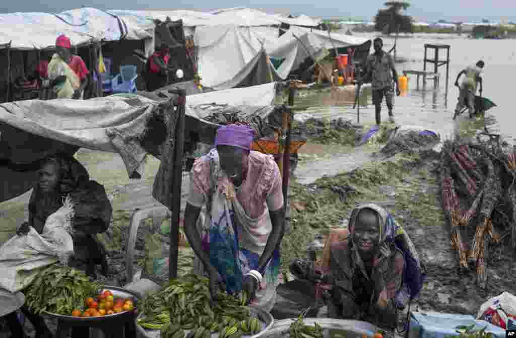 Des déplacées Sud Soudanaises étalent des produits qu&rsquo;elles vendent dont une partie est maintenant cultivé dans un camp de fortune pour déplacés situé dans la Mission des Nations Unies au Soudan du Sud (MINUSS) base dans la ville de Bentiu, au Soudan du Sud le lundi 22 septembre 2014. (AP Photo / Matthew Abbott) 