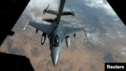 Дозаправка у повітрі американського винищувача F-16 під час операції над Іраком і Сирією, 15 березня 2017 року. Reuters/ Hamad I Mohammmed