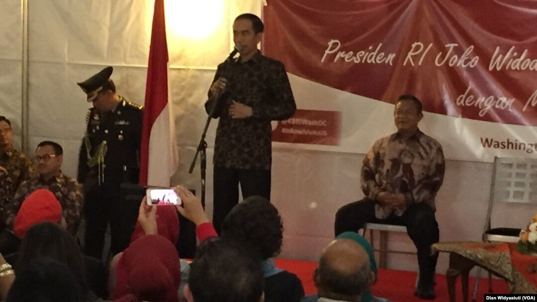 Presiden Joko Widodo dalam acara dialog terbuka dengan anggota masyarakat Indonesia di Wisma Indonesia di Washington DC hari Minggu sore (25/10).