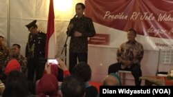 Presiden Joko Widodo dalam acara Diskusi Terbuka dengan masyarakat Indonesia di Wisma Indonesia di Washington DC, Minggu sore (25/10). (Foto: VOA/Dian Widyasuti)