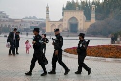 Petugas keamanan Uighur berpatroli di dekat Masjid Id Kah di Kashgar, Xinjiang China barat, 4 November 2017. (Foto: dok).