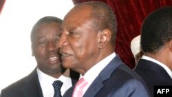 Le président guinéen Alpha Condé et son homologue togolais président togolais Faure Gnassingbé, à Conakry, Guinée, 14 décembre 2015.