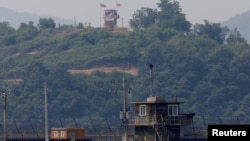 2020년 6월 17일 비무장지대(DMZ) 인근 한국 파주에서 바라다본 북한군 초소. 
