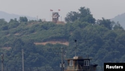 비무장지대(DMZ) 인근 한국 파주에서 바라다본 북한군 초소. (자료사진)