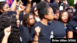 Des membres du mouvement Black Lives Matter sur le campus de l'Université Hofstra avant le premier débat présidentiel. (B. Allen / VOA)