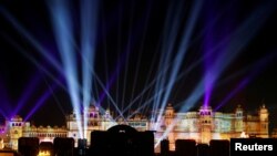 Pemandangan City Palace yang bermandi cahaya lampu, salah satu tempat perayaan pra pernikahan Isha Ambani, putri Kepala Reliance Industries Mukesh Ambani, tampak di Udaipur, negara bagian Rajasthan, India, 9 Desember 2018.