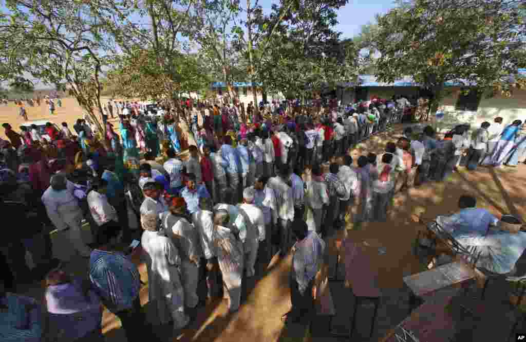 Indians stand in lines to cast their votes outside a polling booth in New Delhi, April 10, 2014.