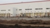Para pekerja di lokasi pembangunan Gigafactory, pabrik milik produsen mobil elektrik AS, Tesla, di Shanghai, China, 28 September 2019. 