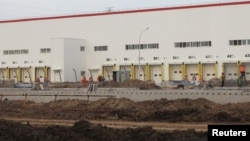 中国工人正在修建特斯拉生产电动汽车的上海工厂厂房。（2019年9月28日）