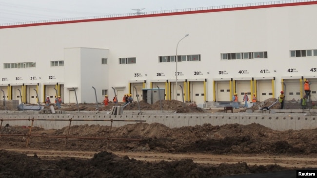中国工人正在修建特斯拉生产电动汽车的上海工厂厂房。（2019年9月28日）