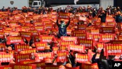 Miembros de la Confederación de Sindicatos coreanos durante una manifestación por el Día de los Trabajadores en Seúl, Corea del Sur, el miércoles, 1 de mayo de 2019.