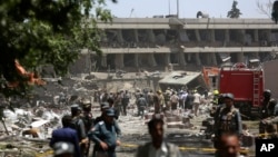 Petugas keamanan memeriksa lokasi ledakan di sekitar Kedutaan Jerman di Kabul, Afghanistan, 31 Mei 2017. (AP Photos/Rahmat Gul)