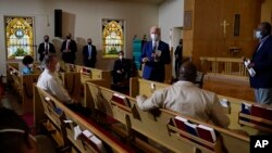 Kandidat presiden dari Partai Demokrat, Joe Biden, berbicara dengan anggota komunitas gereja Grace Lutheran di Kenosha, Wis., Kamis, 3 September 2020. (Foto: AP/Carolyn Kaster)