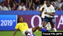 L'attaquante française Viviane Asseyi (D) affronte la milieu de terrain brésilienne Miraildes Maciel Mota lors de la rencontre entre la France et le Brésil, le 23 juin 2019 au Havre en France.