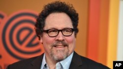 El director John Favreau dirigirá la nueva película de "El Rey León" que usa actores reales en combinación con imágenes computarizadas de animales.