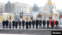 El presidente de Ucrania, Volodymyr Zelenskyy, y líderes extanjeros visitan un lugar conmemorativo improvisado en Kiev, Ucrania, el lunes, 24 de febrero de 2025.