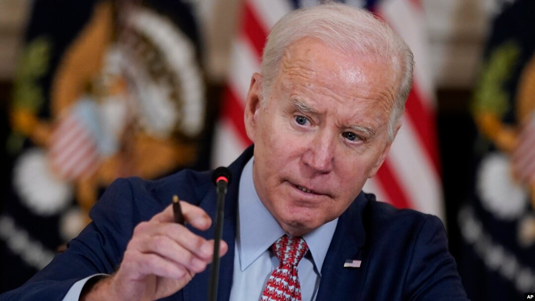 El presidente Joe Biden ajusta su micrófono durante una reunión en la Casa Blanca sobre la inteligencia artificial el martes 4 de abril de 2023. 