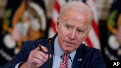 El presidente Joe Biden ajusta su micrófono durante una reunión en la Casa Blanca sobre la inteligencia artificial el martes 4 de abril de 2023. 