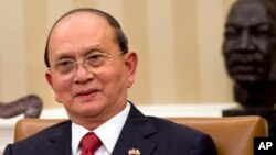 Presiden Burma Thein Sein saat berada di kantor Oval di Gedung Putih, Washington DC (20/5). Pemimpin Burma tersebut dijadwalkan akan bertemu dengan Mitch McConnel dan Harry Reid, anggota Kongres senior hari ini.