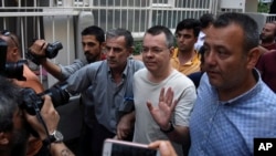 터키에서 지난 2016년 군부 쿠데타를 도운 혐의로 구속된 미국인 목사 앤드루 브런슨 씨가 지난 25일 이즈미르 구치소에서 풀려나 가택 연금 상태에 들어갔다.