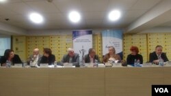 Učesnici konferencije "10 godina od reizbora – Sećanje na pogubne poteze da se ne bi pravili novi", koju su u Medija centru u Beogradu organizovali Društvo sudija Srbije i Udruženje javnih tužilaca, 16. decembra 2019. (Foto: VOA/Veljko Popović)