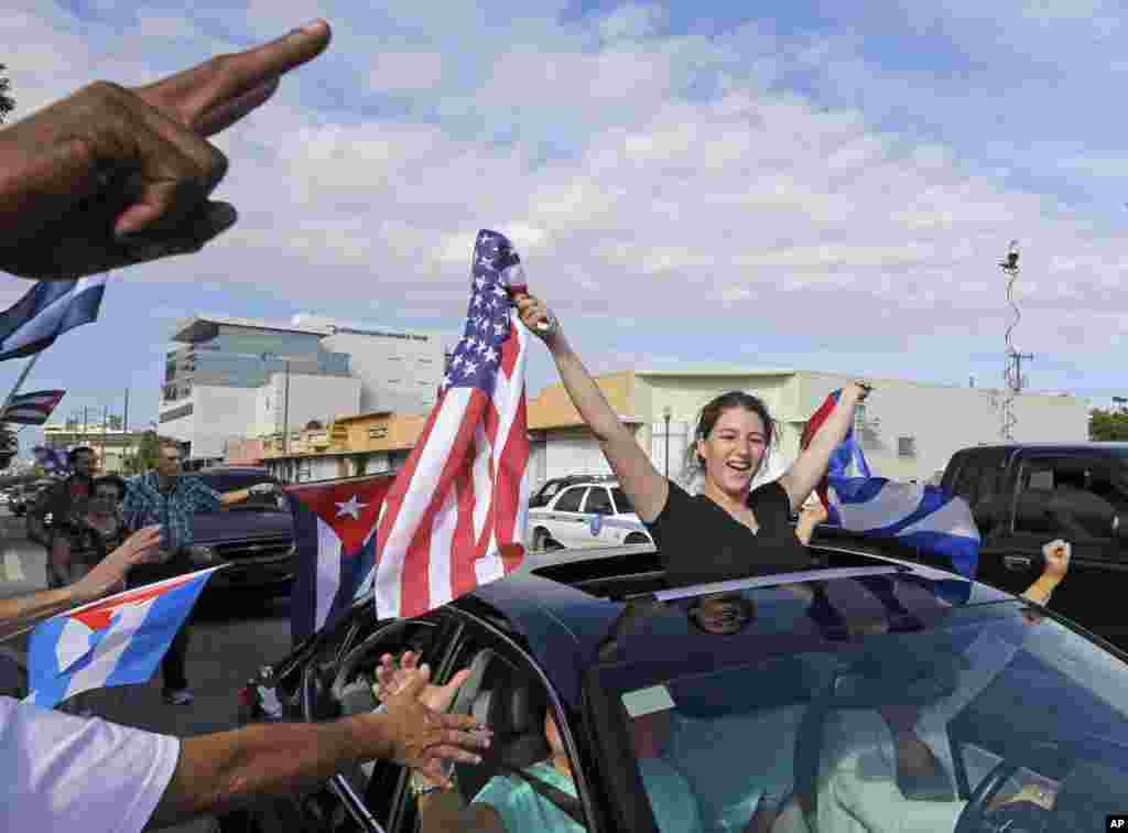 Algarabía y alergría por muerte de Fidel Castro inunda las calles de &quot;La pequeña Habana&quot; en Miami, Florida.