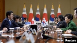 日本首相安倍晋三同韩国总统朴槿惠在首尔会谈(2015年11月2日)