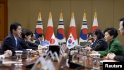 Japanese Prime Minister Shinzo Abe, left, talks with South Korean President Park Geun-Hye at the presidential house in Seoul, South Korea, Nov. 2, 2015.