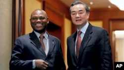 왕이 중국 외교부장(오른쪽)이 지난달 26일 베이징을 방문한 우르비노 보텔로 상투메프린시페 외무장관과 악수하고 있다. 아프리카 섬나라인 상투메프린시페는 최근 타이완과의 국교를 단절하고 중국과 외교관계를 복원했다.