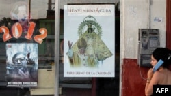 Постеры на окне магазина в Гаване.
