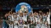 Le défenseur espagnol du Real Madrid Sergio Ramos, au milieu de ses conquiers, soulève le trophée après le sacre de son équipe en finale contre le FC Liverpool au Stade olympique de Kiev, Ukraine, 26 mai 2018.