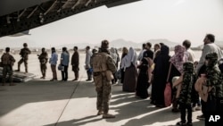 Arhiva: Avganistanci se pripremaju za ukrcavanje na avion za evakuaciju na aerodromu u Kabulu, 30. avgusta 2021. (Foto: AP/Staff Sgt. Victor Mancilla/U.S. Marine Corps)