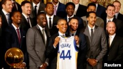 Obama resaltó el trabajo que realiza el entrenador del equipo, Steve Kerr, quien a su vez fue jugador del equipo favorito del presidente de EE.UU., los Chicago Bulls.