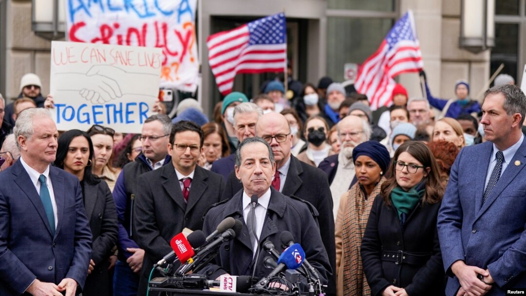 Kongresmen Jamie Raskin govori ispred zgrade Američke agencije za međunarodni razvoj (USAID) u Washingtonu, 3. februar 2025. 