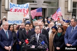 El representante estadounidense Jamie Raskin (demócrata por Maryland) habla frente al edificio de USAID después de que Elon Musk, que encabeza la iniciativa del presidente Donald Trump para reducir el gobierno federal, dijera que se está trabajando para cerrar la agencia.