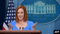 La secretaria de prensa de la Casa Blanca, Jen Psaki, hace un gesto mientras habla durante una conferencia de prensa en la Sala de reuniones Brady de la Casa Blanca en Washington DC, el 12 de mayo de 2022. 